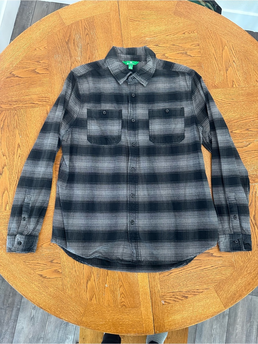 DIP Men’s Black and Grey Plaid Flannel Button Down Shirt Size Medium
